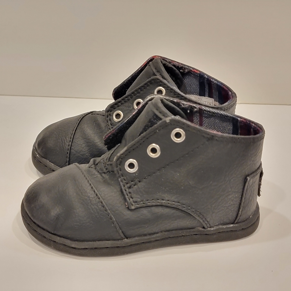 Tom's boots slip on size 6 black leather botas shoes baby infant walkers crib